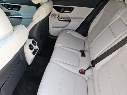 Used 2025 Mercedes-Benz GLC 350e 4MATIC image 30