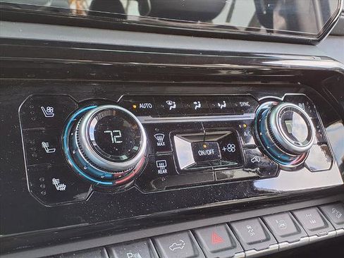 Used 2025 GMC Sierra 2500 AT4X image 8