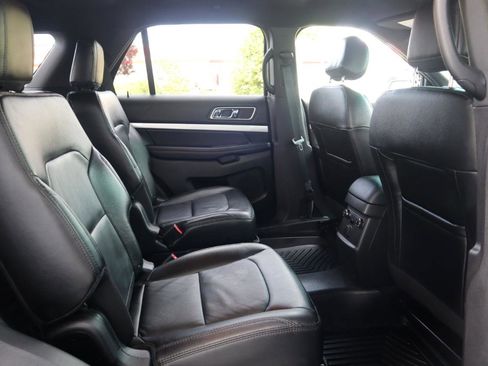 Used 2017 Ford Explorer XLT w/ Equipment Group 202A AWD/4WD image 43