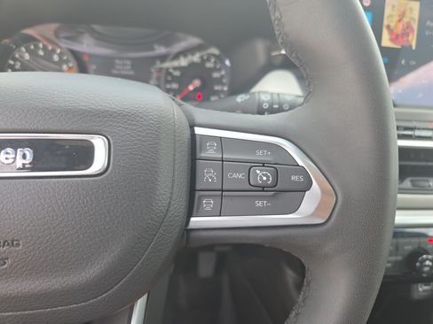Used 2025 Jeep Compass Limited AWD/4WD image 13