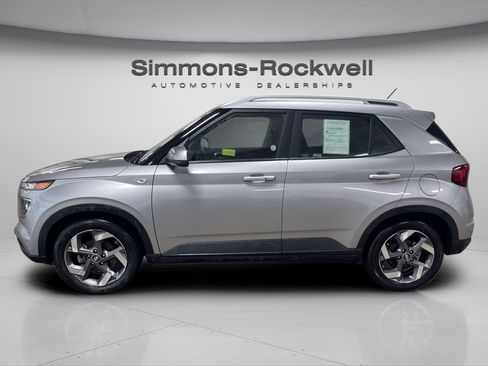 Used 2025 Hyundai Venue SEL FWD image 2