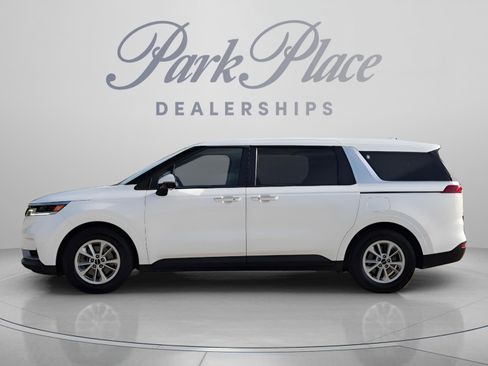 Used 2023 Kia Carnival LX FWD image 2