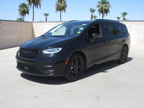 Used 2025 Chrysler Pacifica Limited FWD image 1