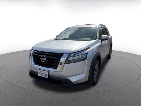 Used 2025 Nissan Pathfinder SV FWD image 7