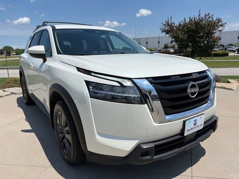 Used 2022 Nissan Pathfinder SV AWD/4WD image 2