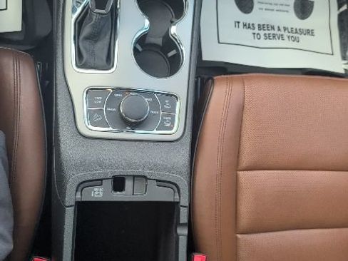 Used 2021 Jeep Grand Cherokee Overland AWD/4WD image 24