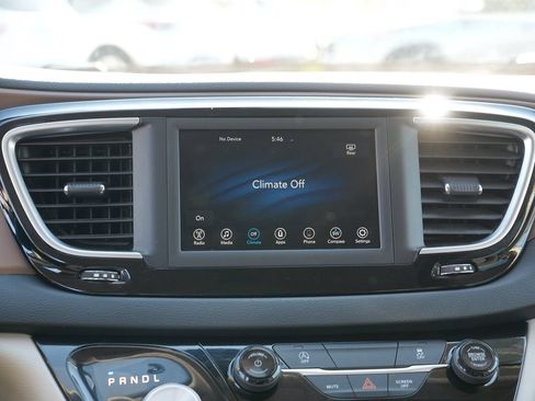 Used 2021 Chrysler Voyager L FWD image 21
