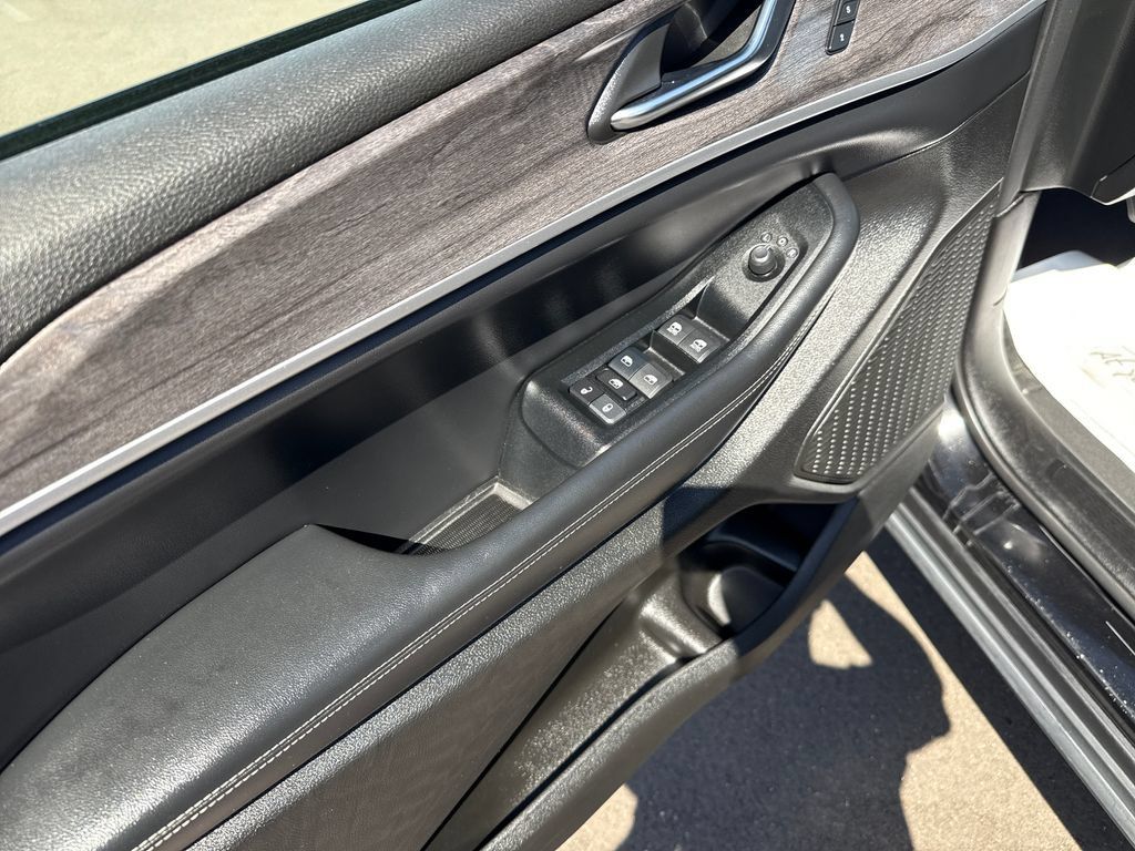 Used 2024 Jeep Grand Cherokee L Limited w/ Luxury Tech Group II AWD/4WD image 11