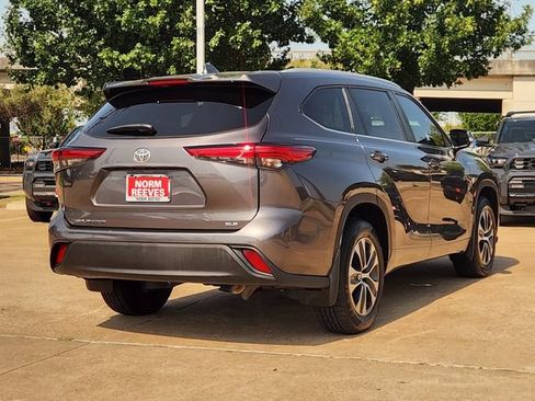 Used 2023 Toyota Highlander XLE FWD image 3