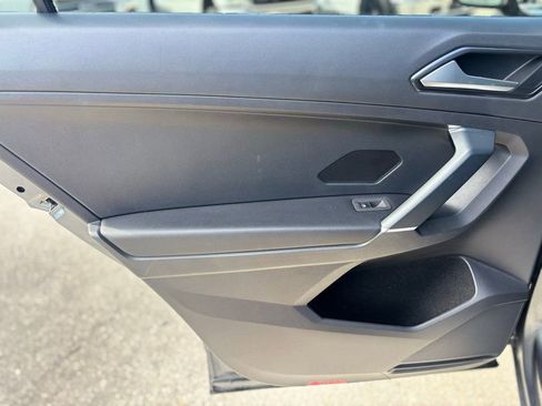 Used 2018 Volkswagen Tiguan SE w/ Panoramic Sunroof Package image 18