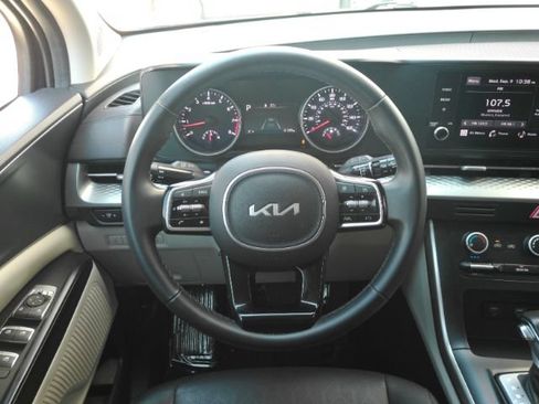 Used 2024 Kia Carnival LX FWD image 37