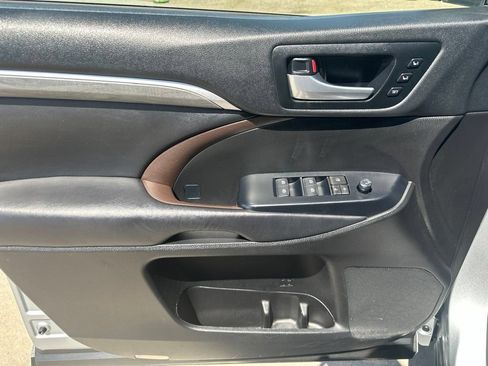 Used 2018 Toyota Highlander Limited AWD/4WD image 17