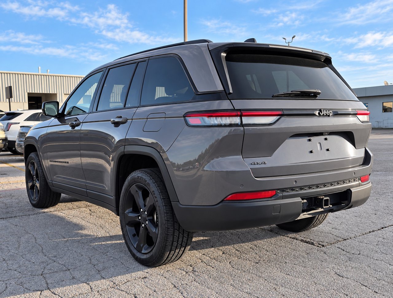 Used 2023 Jeep Grand Cherokee Altitude AWD/4WD image 10