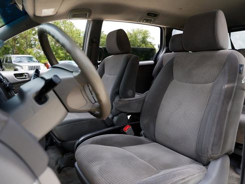 Used 2010 Toyota Sienna CE FWD image 6