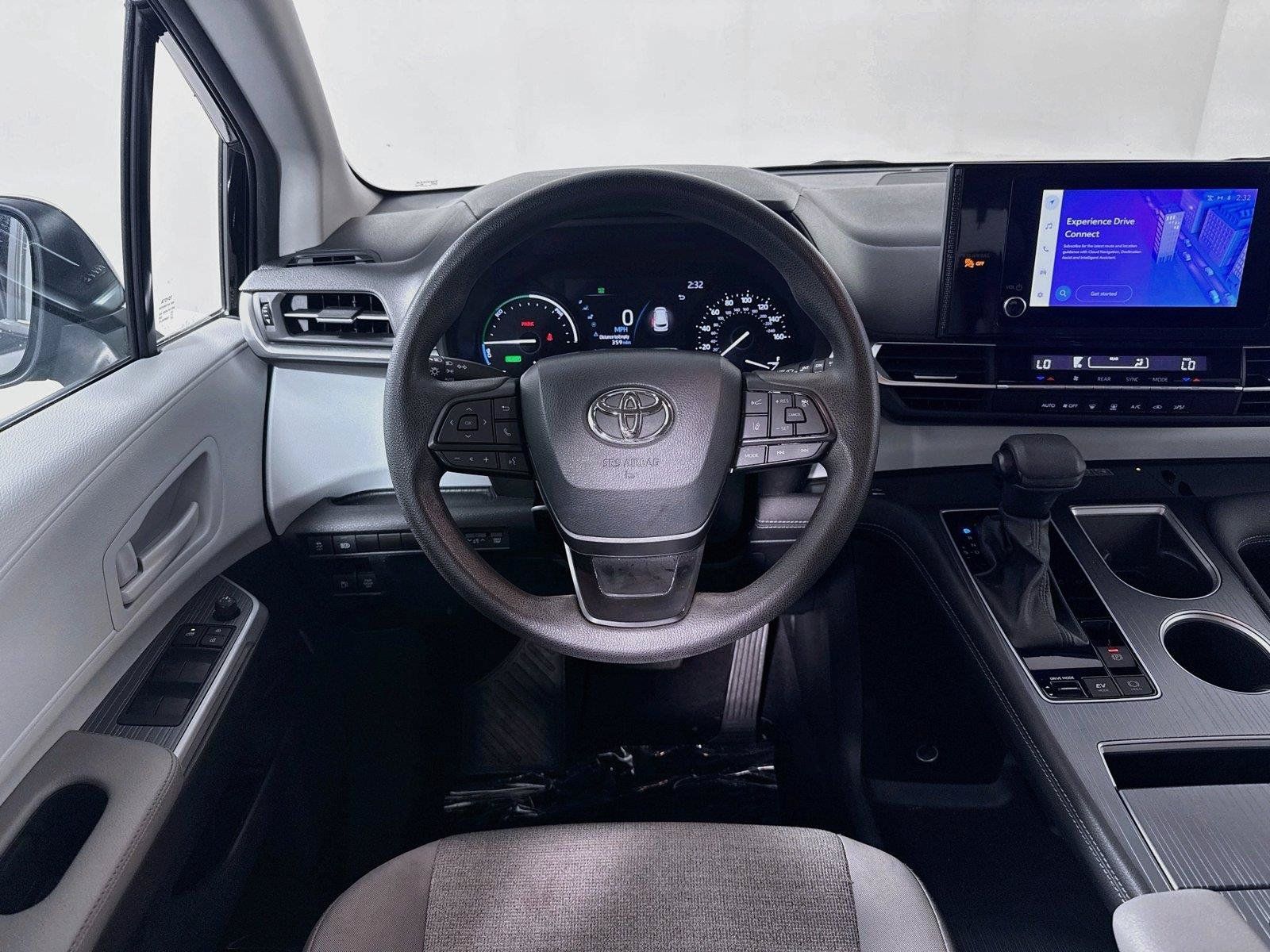 Used 2025 Toyota Sienna LE FWD image 13