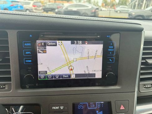 Used 2015 Toyota Sienna SE Premium image 23