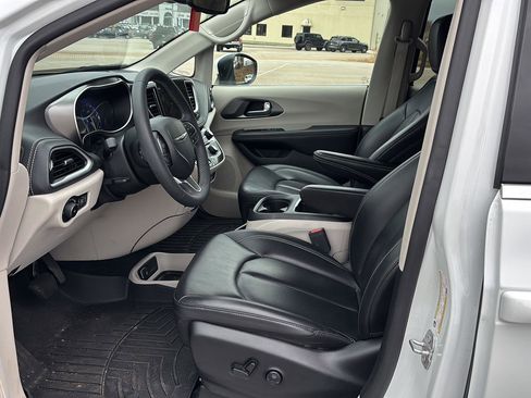 Used 2023 Chrysler Pacifica Touring-L image 9