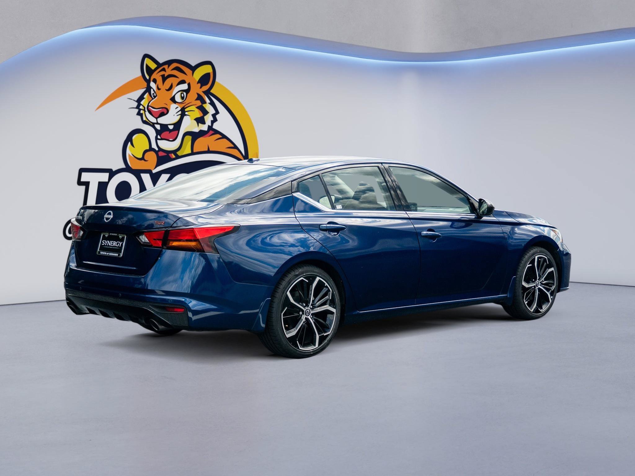 Used 2024 Nissan Altima 2.5 SR w/ SR Premium Package FWD image 6