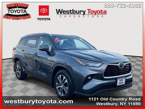 Used 2022 Toyota Highlander XLE AWD/4WD image 1