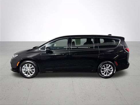 Certified 2025 Chrysler Pacifica Select AWD/4WD image 10