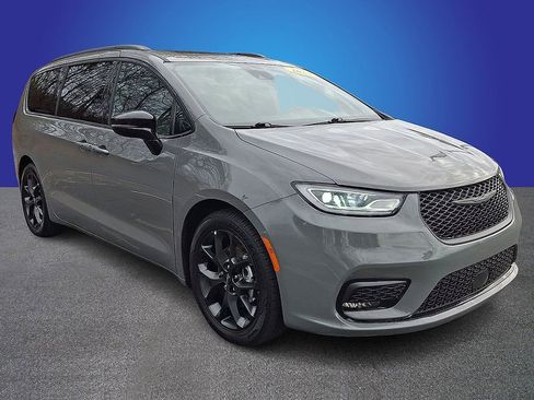 Used 2025 Chrysler Pacifica Limited FWD image 3