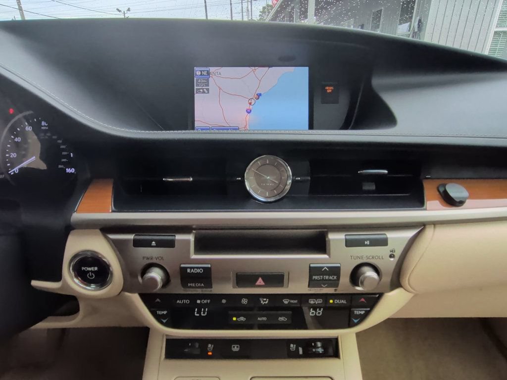 Used 2014 Lexus ES 300h w/ Luxury Package w/Bamboo Trim FWD image 17