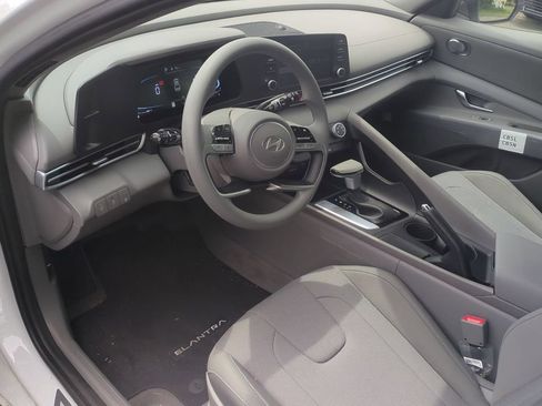 Certified 2025 Hyundai Elantra SE FWD image 12