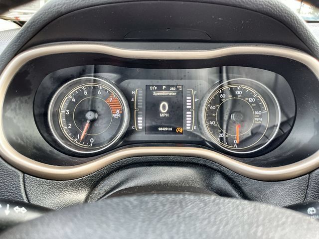 Used 2016 Jeep Cherokee Latitude w/ Cold Weather Group AWD/4WD image 11