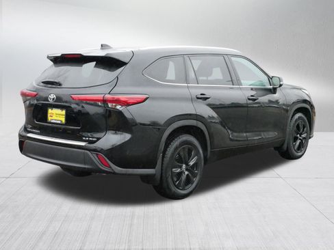 Used 2022 Toyota Highlander XLE image 7