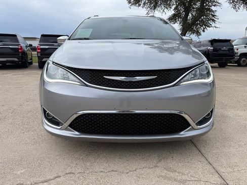 Used 2018 Chrysler Pacifica Limited FWD image 2