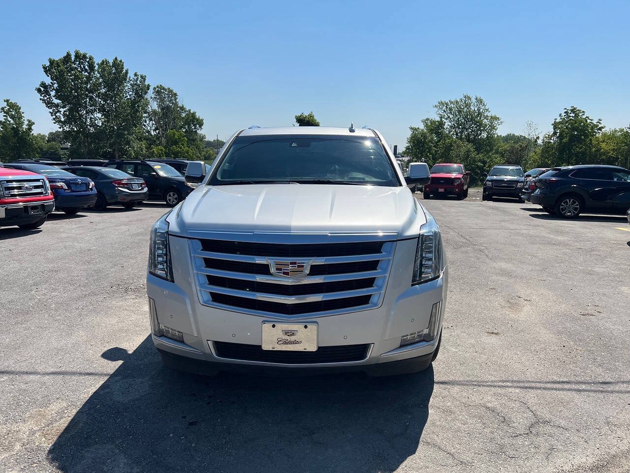 Used 2016 Cadillac Escalade Luxury AWD/4WD image 2