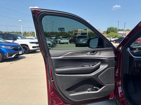 Used 2025 Jeep Grand Cherokee Limited AWD/4WD image 9