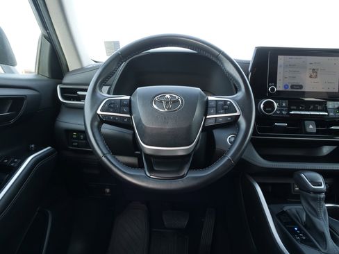 Used 2023 Toyota Highlander FWD image 22