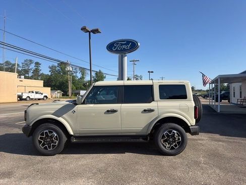 New 2026 Ford Bronco Outer Banks AWD/4WD image 1