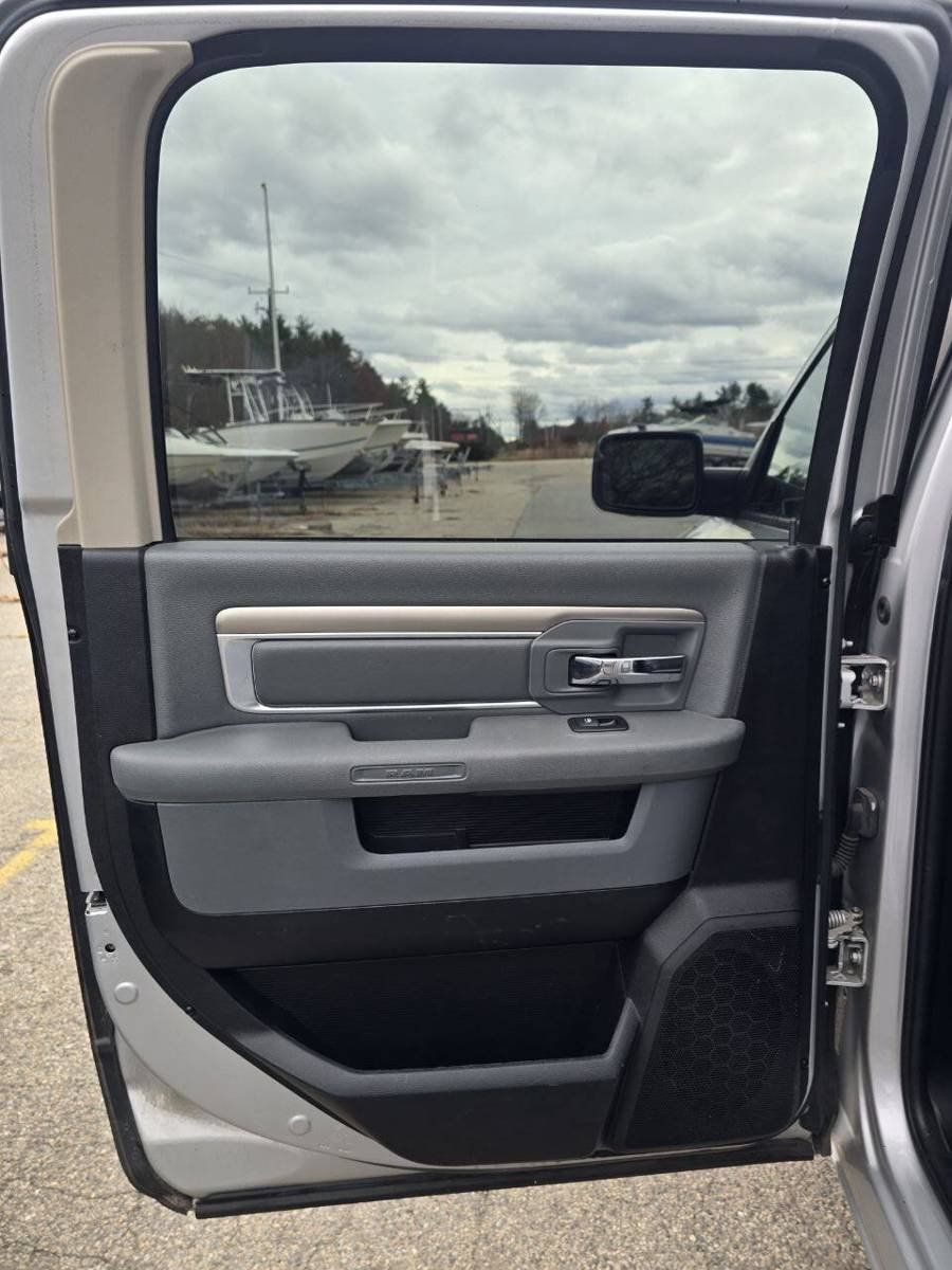 Used 2015 RAM 1500 Classic SLT w/ SLT Plus D←cor Group AWD/4WD image 14