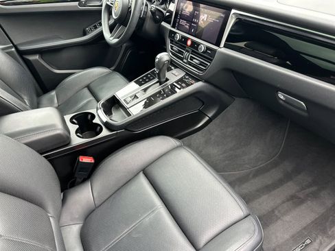 Certified 2025 Porsche Macan AWD/4WD image 17