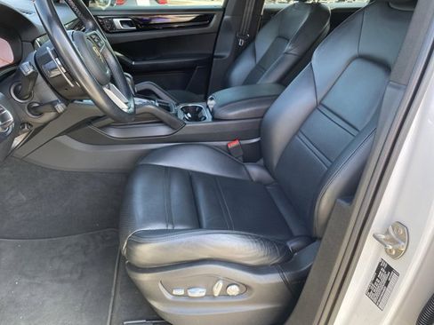 Used 2021 Porsche Cayenne Coupe w/ Premium Package image 9