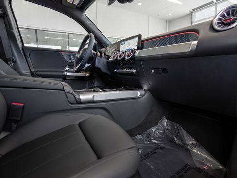 Used 2024 Mercedes-Benz GLB 250 GLB 250 w/ Exclusive Package image 17
