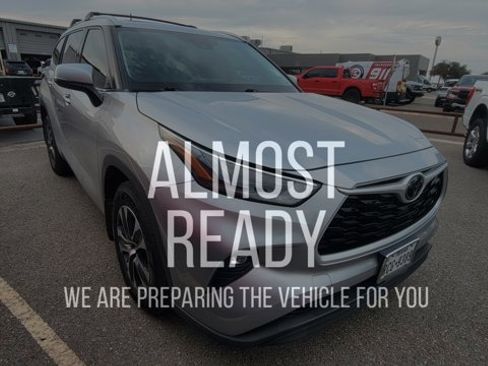 Used 2022 Toyota Highlander XLE image 3
