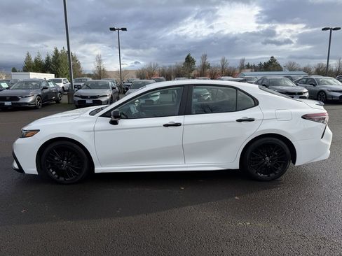 Used 2022 Toyota Camry SE image 5