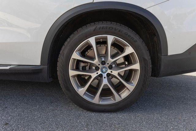 Used 2024 BMW X5 xDrive50e AWD/4WD image 3