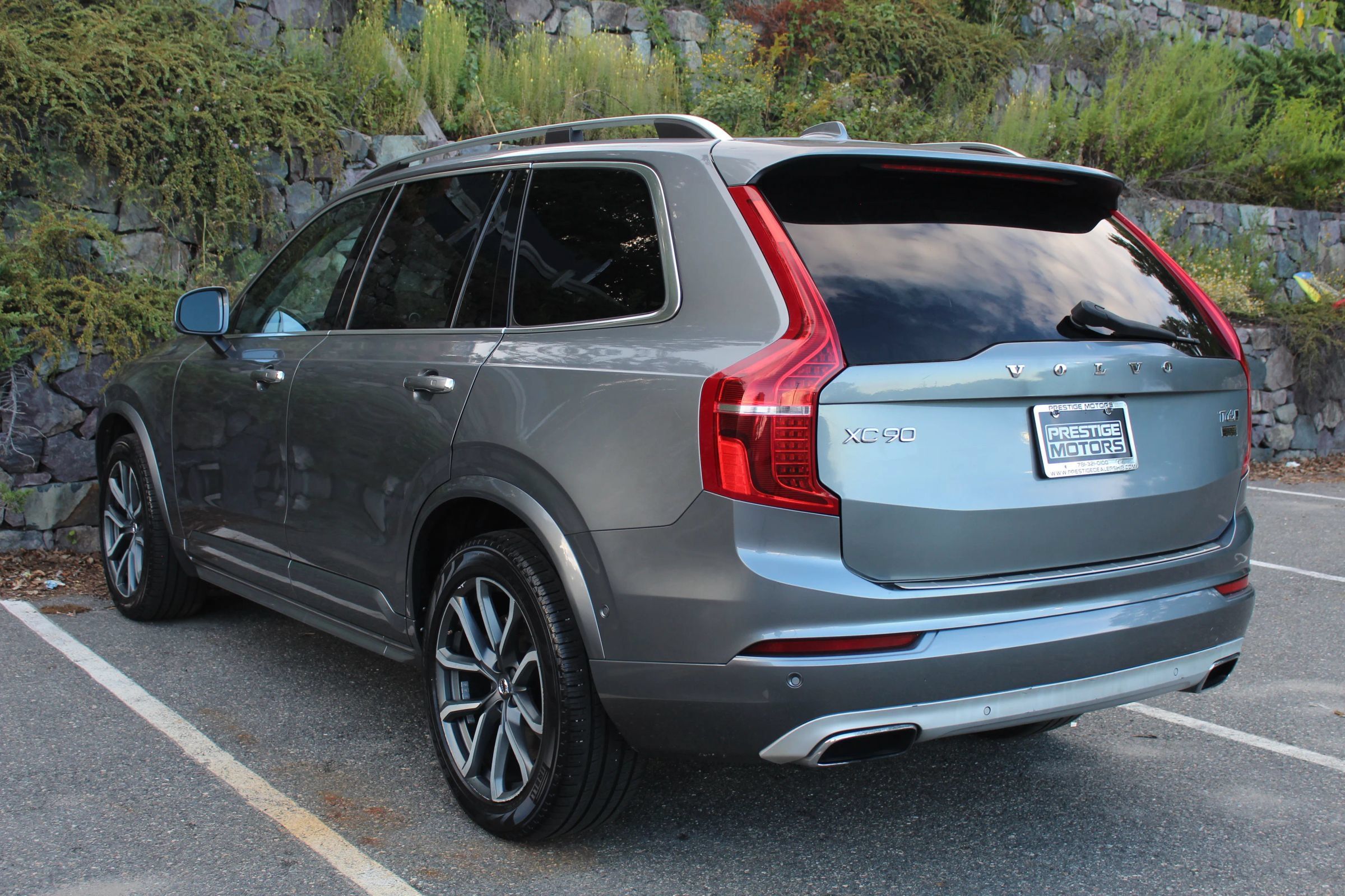 Used 2016 Volvo XC90 T6 Momentum w/ Momentum Plus Package AWD/4WD image 7