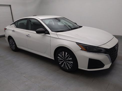 Used 2024 Nissan Altima 2.5 SV image 11