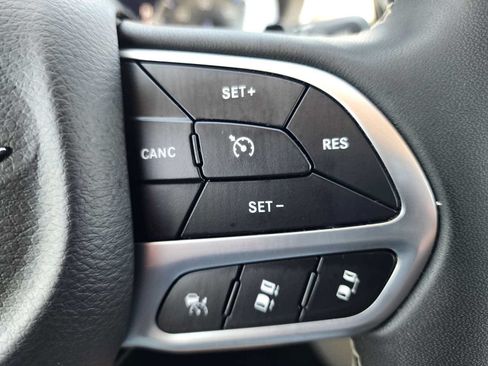 Used 2024 Chrysler Pacifica Touring-L FWD image 25