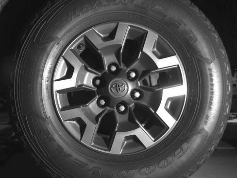 Used 2018 Toyota Tacoma TRD Off-Road AWD/4WD image 11