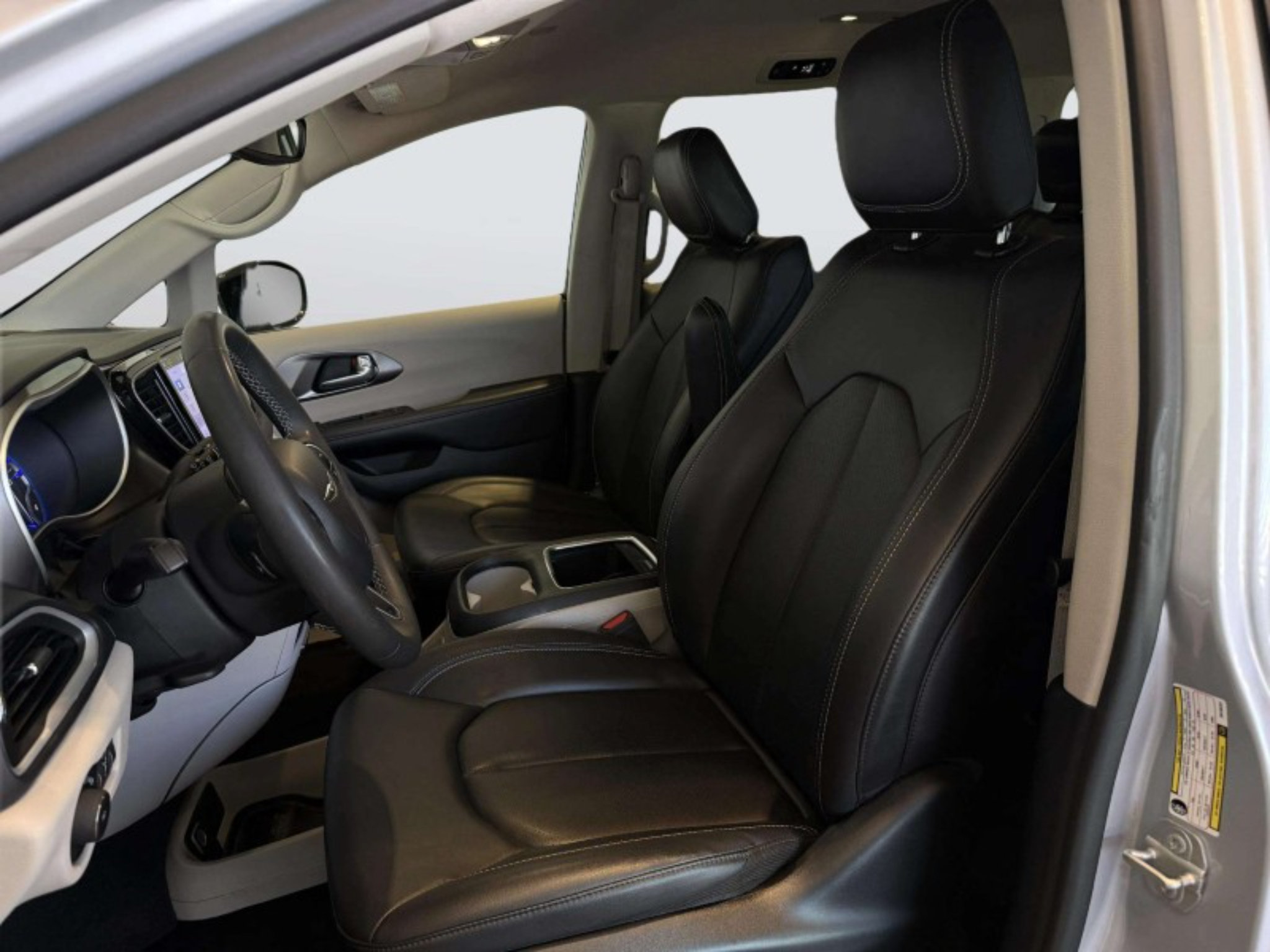 Used 2024 Chrysler Pacifica Touring-L FWD image 32