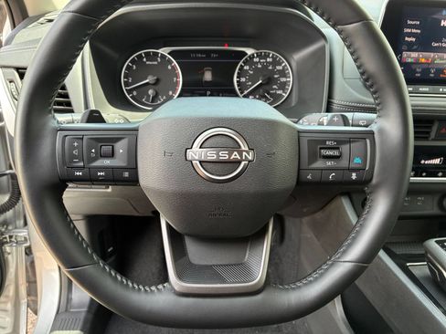 Used 2025 Nissan Rogue SV FWD image 25