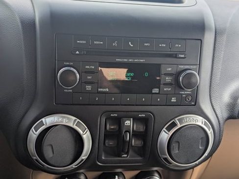 Used 2016 Jeep Wrangler Unlimited Sahara w/ Connectivity Group image 13