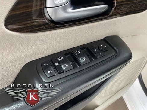 Used 2023 Chrysler Pacifica Limited FWD image 20