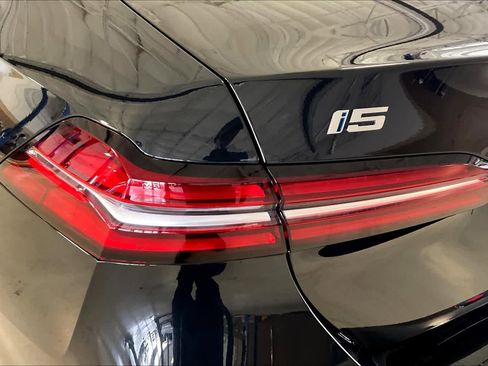 Used 2025 BMW i5 eDrive40i w/ Premium Package image 14